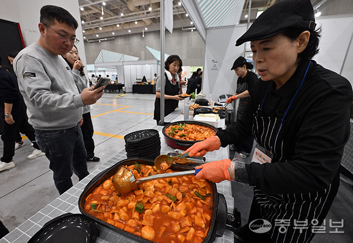 경기도 주최, ㈔도농문화콘텐츠연구회 주관으로 수원컨벤션센터 1·2 전시장에서 개최된 경기미 디저트 페스타에서 한 관람객이 쌀 떡볶이를 구매하고 있다. 김경민기자
