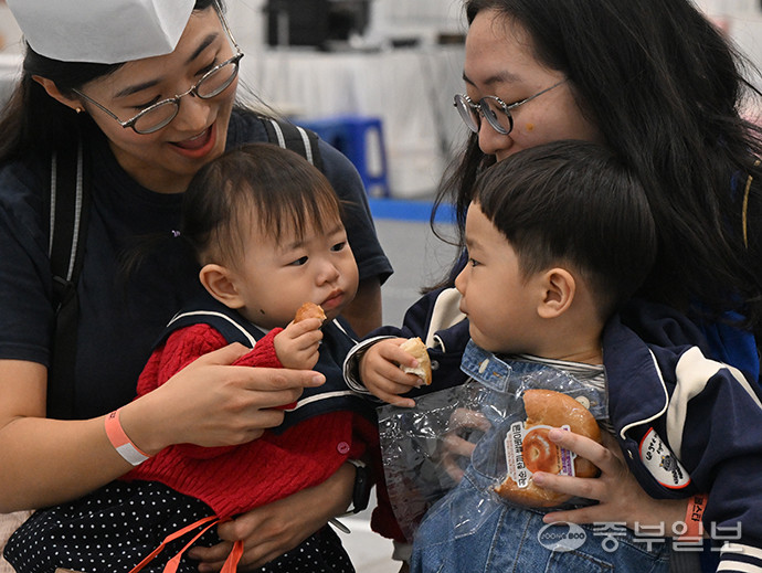 경기도 주최, ㈔도농문화콘텐츠연구회 주관으로 수원컨벤션센터 1·2 전시장에서 개최된 경기미 디저트 페스타에서 어린이 관람객들이 빵을 시식하고 있다. 김경민기자