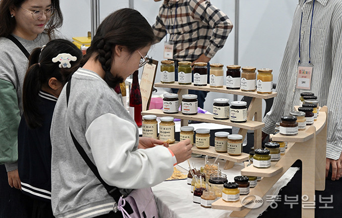 경기도 주최, ㈔도농문화콘텐츠연구회 주관으로 수원컨벤션센터 1·2 전시장에서 개최된 경기미 디저트 페스타에서 관람객들이 잼 판매 부스를 둘러보고 있다. 김경민기자