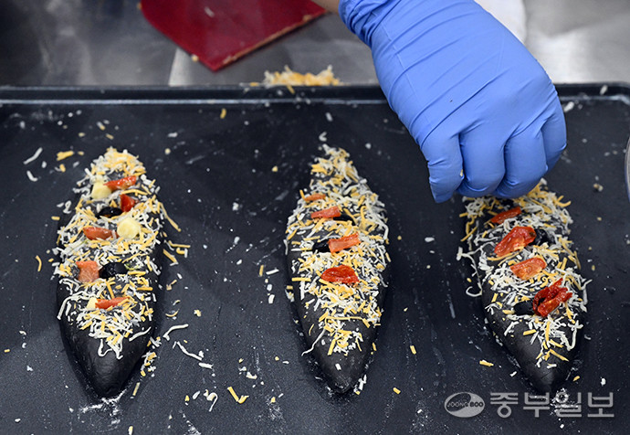 경기도 주최, ㈔도농문화콘텐츠연구회 주관으로 수원컨벤션센터 1·2 전시장에서 개최된 경기미 디저트 페스타에서 참가자들이 경기미 쌀베이킹 콘테스트를 진행하고 있다. 김경민기자