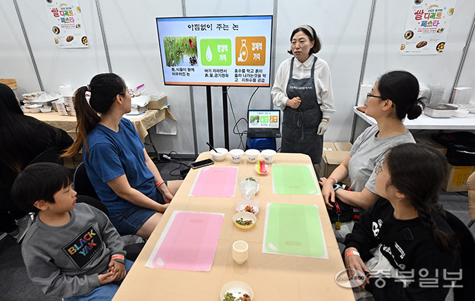 경기도 주최, ㈔도농문화콘텐츠연구회 주관으로 수원컨벤션센터 1·2 전시장에서 개최된 경기미 디저트 페스타에서 관람객들이 떡만들기 체험을 하고 있다. 김경민기자