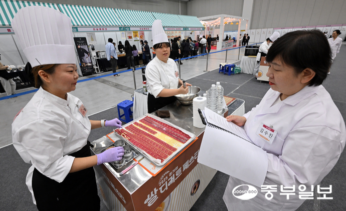 심사위원이 경기미 쌀베이킹 콘테스트 심사를 하고 있다. 김경민기자