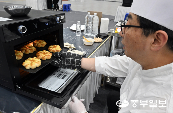한 콘테스트 참가자가 잘 구워진 빵을 오븐에서 꺼내고 있다. 김경민기자