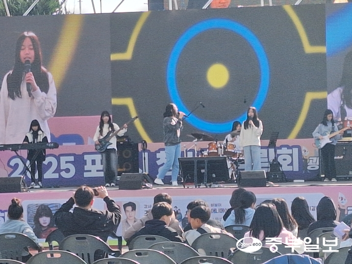 학생 밴드들이 각자의 장기를 뽐내며 기량을 발휘, 풋풋한 젊음을 발산했다. 김두현 기자