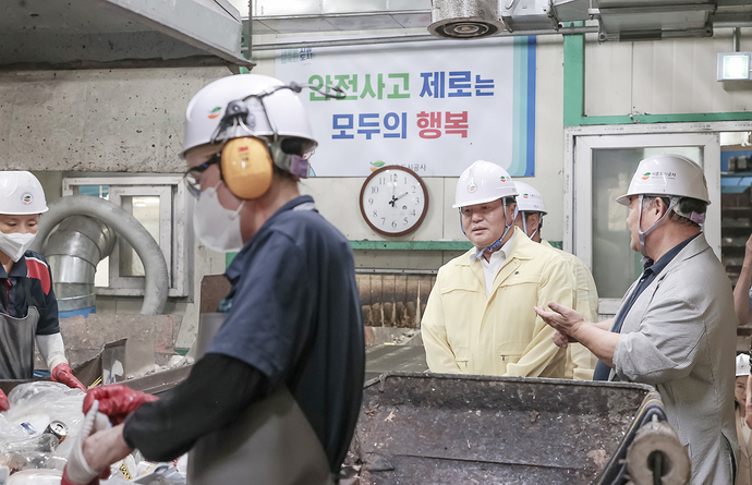 임병택 시흥시장(가운데)이 지난 8월 시흥도시공사 환경미화타운을 방문해 재활용 선별장 근로환경을 점검하고 현장 의견을 청취하고 있다. 사진=시흥시청