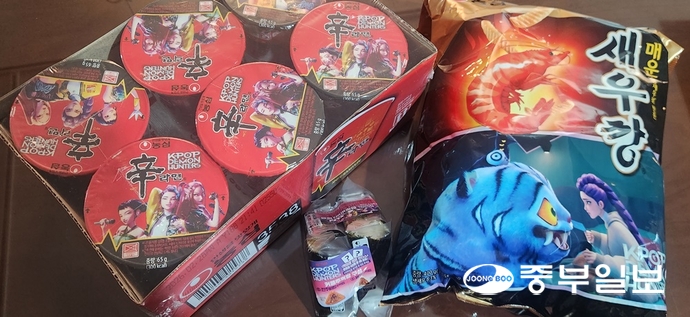 넷플릭스 애니메이션 ‘케이팝 데몬 헌터스’ 캐릭터가 인쇄된 라면과 과자, 삼각김밥 상품이 잇따라 출시되고 있다. 사진=독자제공