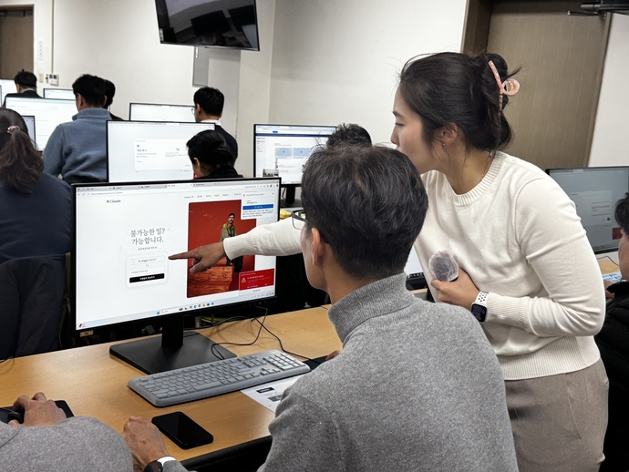 28일 오전 박유선 큐리어스모드 선임 개발자가 경기도소방재난본부 소방공무원에게 AI 교육을 하고 있다. 사진=경기도소방재난본부