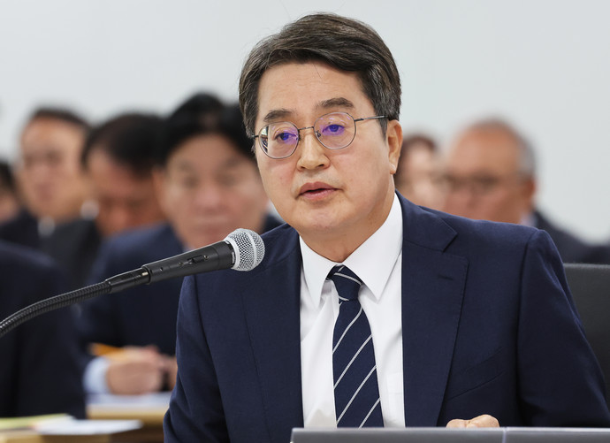 김동연 경기도지사가 20일 경기도 수원시 영통구 경기도청에서 열린 국회 국토교통위원회의 경기도에 대한 국정감사에서 질의에 답하고 있다.  연합뉴스