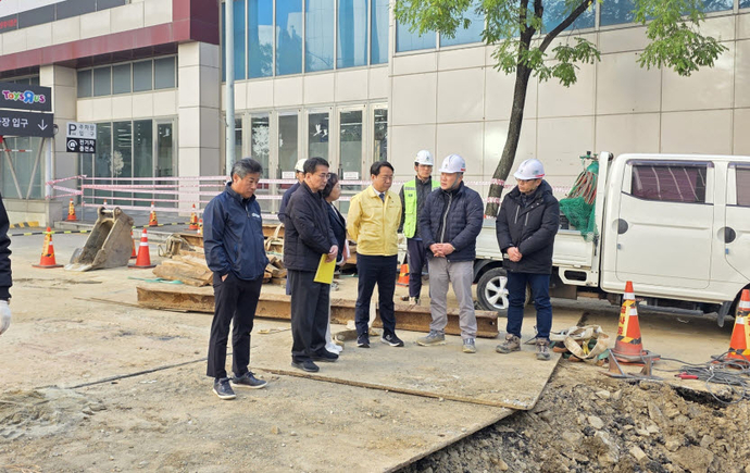 최홍규 군포시 부시장이 28일 범계역 인근 온수배관 파열사고 현장을 찾아 관계자로부터 사고 경위를 보고 받고 있다. 사진=군포시청