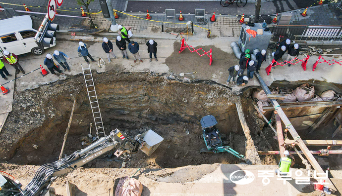 전날 범계역 앞 도로에서 온수관이 파열되면서 인근 가구들이 온수 공급에 차질을 빚고 있는 28일 오전 안양시 범계역 앞에서 관계자들이 도로를 통제하고 복구 작업을 진행하고 있다. 임채운기자