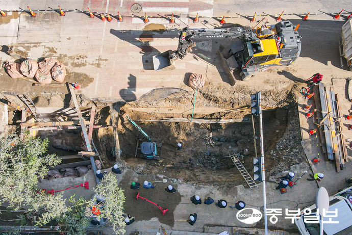 전날 범계역 앞 도로에서 온수관이 파열되면서 인근 가구들이 온수 공급에 차질을 빚고 있는 28일 오전 안양시 범계역 앞에서 관계자들이 도로를 통제하고 복구 작업을 진행하고 있다. 임채운기자