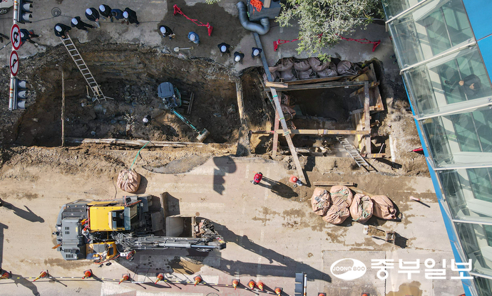 전날 범계역 앞 도로에서 온수관이 파열되면서 인근 가구들이 온수 공급에 차질을 빚고 있는 28일 오전 안양시 범계역 앞에서 관계자들이 도로를 통제하고 복구 작업을 진행하고 있다. 임채운기자
