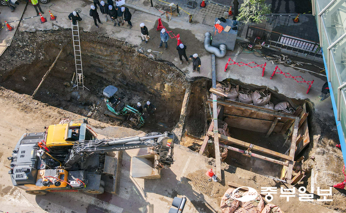 전날 범계역 앞 도로에서 온수관이 파열되면서 인근 가구들이 온수 공급에 차질을 빚고 있는 28일 오전 안양시 범계역 앞에서 관계자들이 도로를 통제하고 복구 작업을 진행하고 있다. 임채운기자