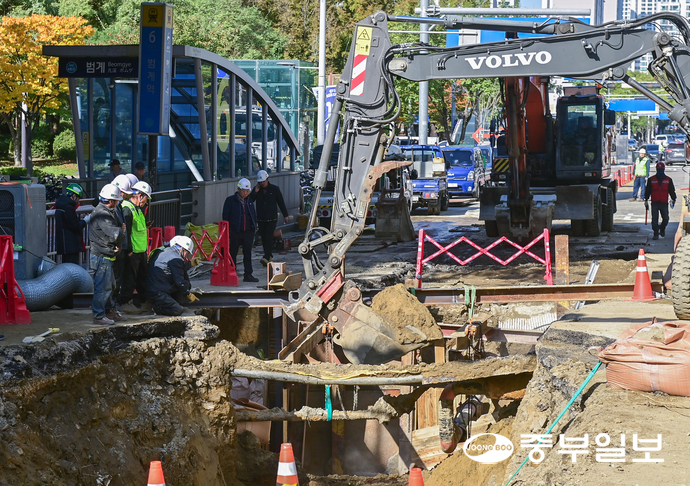 전날 범계역 앞 도로에서 온수관이 파열되면서 인근 가구들이 온수 공급에 차질을 빚고 있는 28일 오전 안양시 범계역 앞에서 관계자들이 도로를 통제하고 복구 작업을 진행하고 있다. 임채운기자