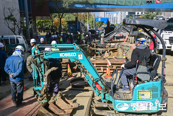 전날 범계역 앞 도로에서 온수관이 파열되면서 인근 가구들이 온수 공급에 차질을 빚고 있는 28일 오전 안양시 범계역 앞에서 관계자들이 도로를 통제하고 복구 작업을 진행하고 있다. 임채운기자