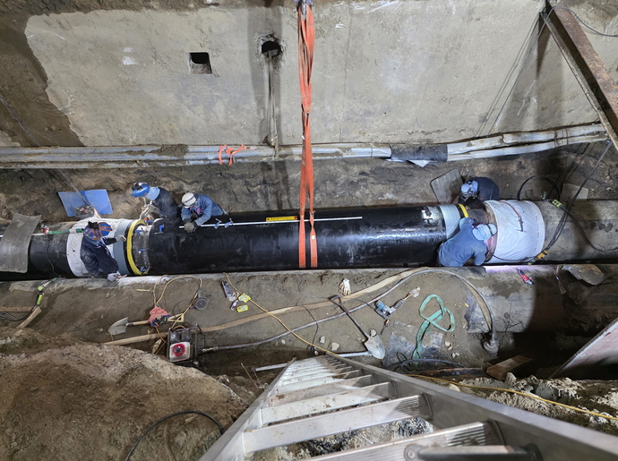 노후화에 의해 파열된 노후 지역난방 열수송관이 긴급 복구된 모습. 사진=군포시청