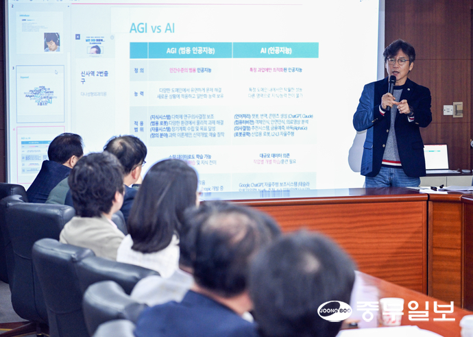 김형태 성균관대학교 인공지능융합원 교수가 29일 오전 중부일보 본사 7층 대회의실에서 임직원을 대상으로 저널리즘 특강을 하고 있다. 임채운기자