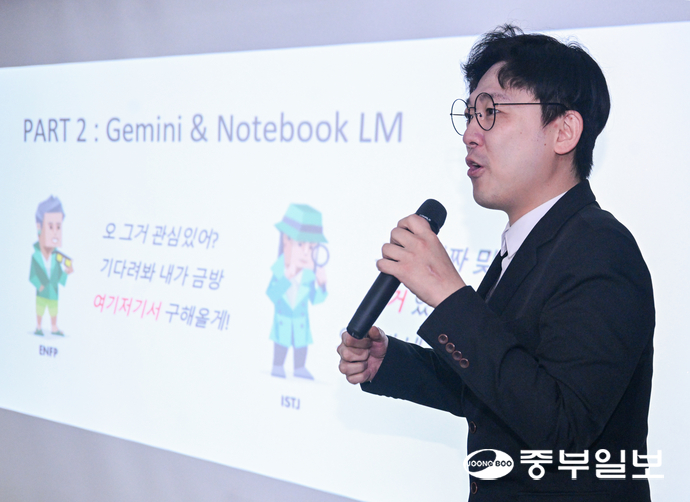 송동일 교육을비추다 대표가 29일 오전 중부일보 본사 7층 대회의실에서 임직원을 대상으로 저널리즘 특강을 하고 있다. 임채운기자