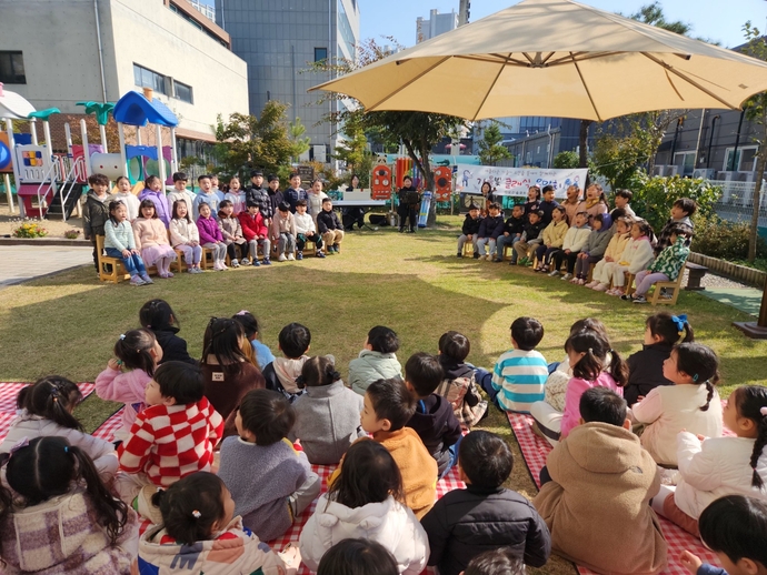 29일 오산숲유치원에서 열린 ‘가을빛 클래식 음악회’에 참석한 아이들이 합창을 부르고 있다. 사진=오산숲유치원