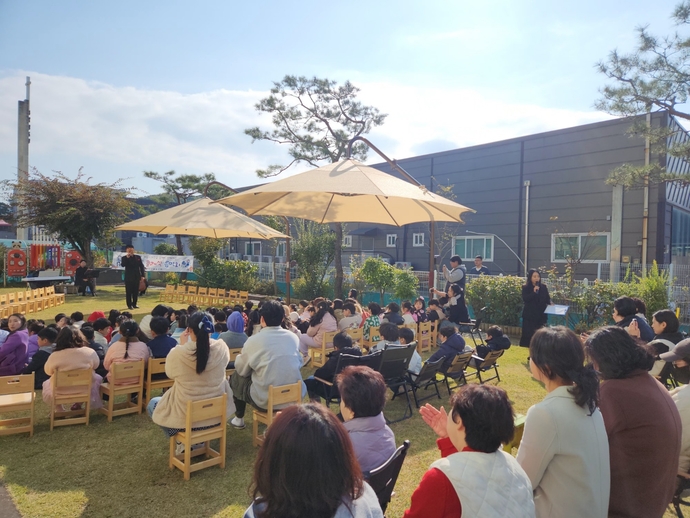 29일  ‘가을빛 클래식 음악회’에 참석한 학부모들이 공연을 감상하고 있다. 사진=오산숲유치원