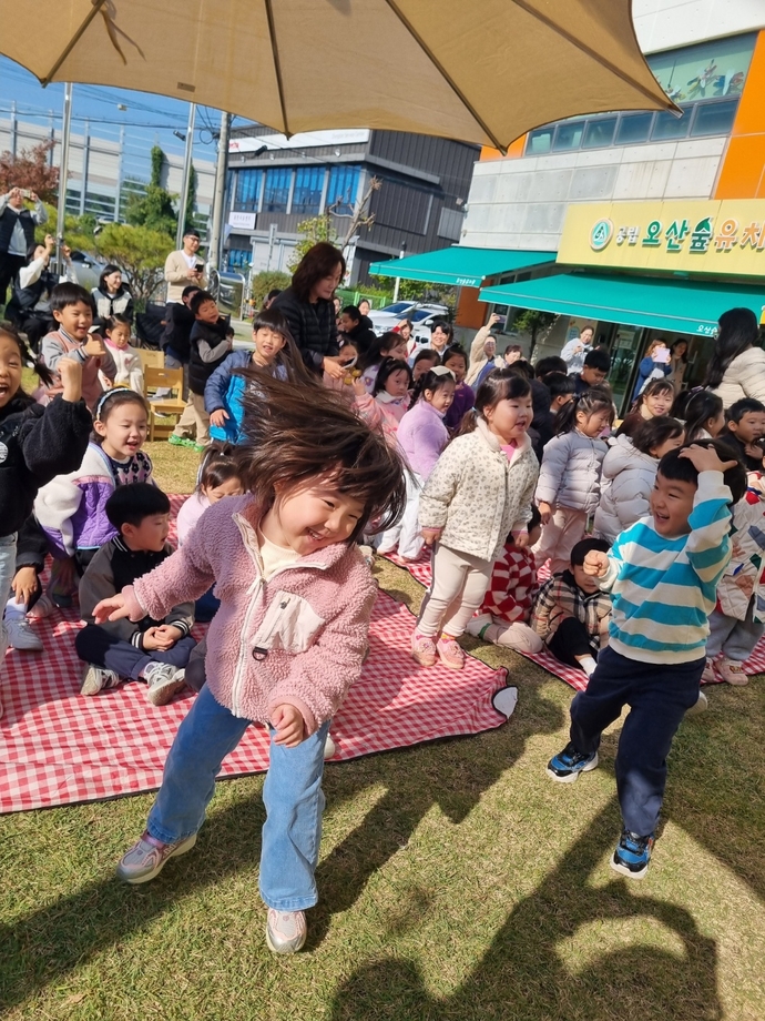 29일 ‘가을빛 클래식 음악회’에서 바이올린 연주곡에 맞춰 신나게 춤을 추고있는 아이들. 사진=오산숲유치원