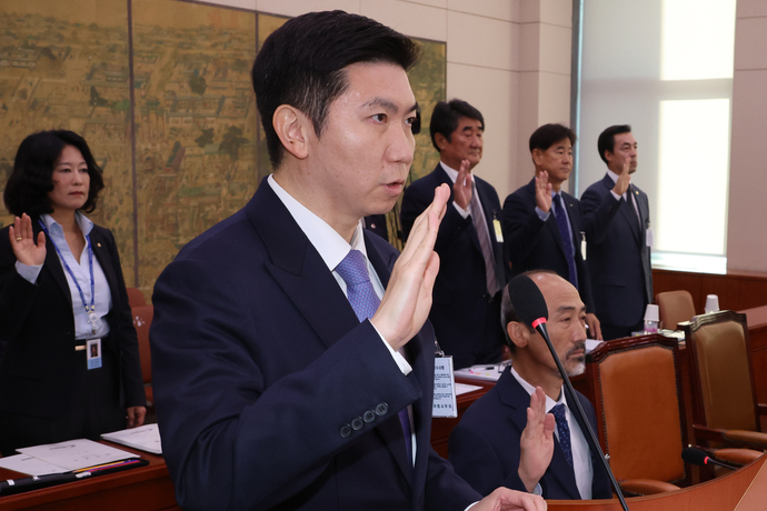 27일 서울 여의도 국회에서 열린 문화체육관광위원회의 대한체육회 등에 대한 국정감사에서 유승민 대한체육회장이 증인 선서를 하고 있다. 연합