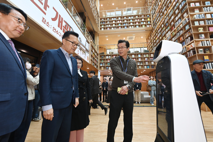 30일 열린 인천 연수구 송도국제도서관 개관식에서 이재호 구청장이 내부 시설을 둘러보고 있다. 사진=연수구청