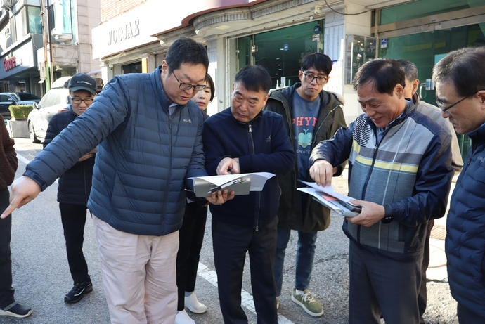 28일 황인섭 안양 동안구청장(가운데) 이 민원 접수된 귀인동 학원가를 방문, 포트홀 발생 등 현장 상황에 대해 청취하고 있다. 사진=안양시청