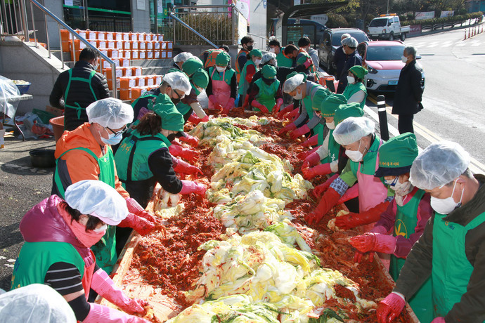 2023년 과천에서 열린 과천시새마을회 사랑의 김장나눔 행사 모습. 사진=과천시