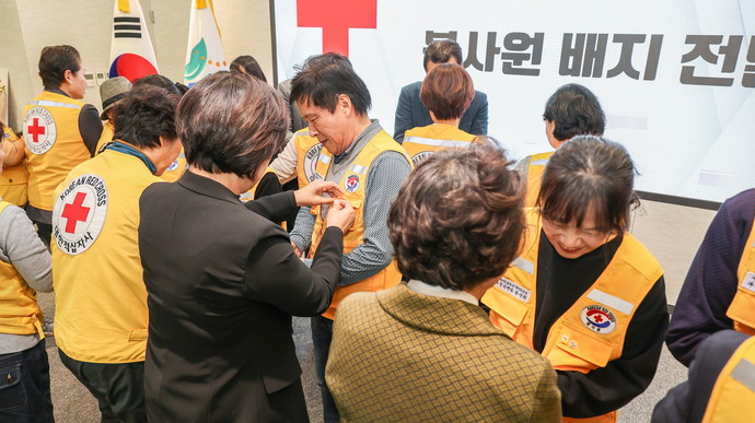 신계용 과천시장이 갈현동 적십자 봉사단원에게 배지를 전달하고 있다. 사진=과천시