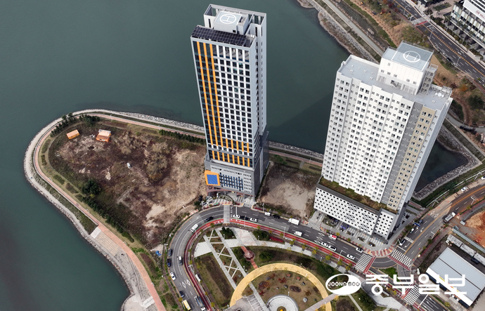 안산 반달섬 개발이 건축을 재한하는 선인 벽면지정선 등의 문제로 5년째 첫삽도 못 뜬채 난항을 겪고 있다. 사진은 30일 오후 안산시 단원구에 위치한 시화  MTV 반달섬 C7 필지 일부가 장기간 미개발 부지로 방치된 모습. 김경민기자