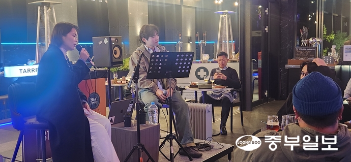 포포인츠 바이 쉐라톤 수원이 지난 28일 호텔 17층 루프톱 풀사이드 다이닝&바에서 개최한 비어가든 ‘베스트 브루 바이 더 스트리트(Best Brews by the Street)’ 행사에서 배우 안세영 씨, 아티스트 한여름 씨가 공연을 하고 있다. 신연경기자