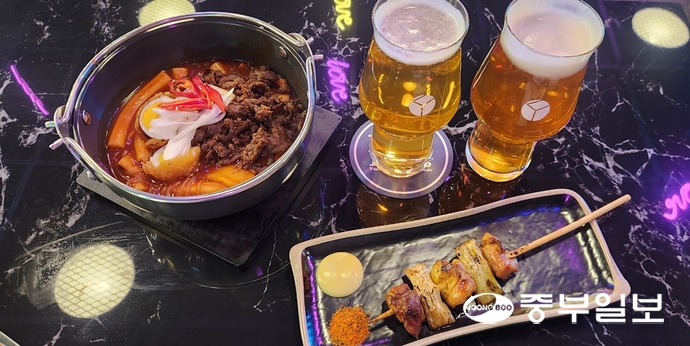 포포인츠 바이 쉐라톤 수원이 비어가든 ‘베스트 브루 바이 더 스트리트(Best Brews by the Street)’ 행사에서 선보인 그릴 닭꼬치와 불고기 떡볶이&달걀 튀김, 수제맥주 2종. 신연경기자