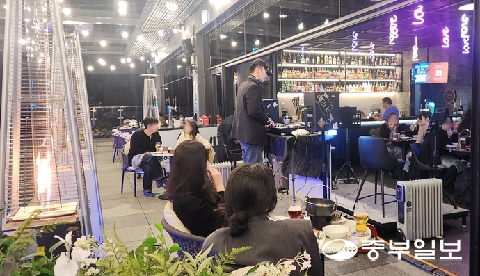 수원 지역의 로컬 DJ 크루 TARRFAC(타르팩) 아티스트가 포포인츠 바이 쉐라톤 수원에서 열린 비어가든 ‘베스트 브루 바이 더 스트리트(Best Brews by the Street)’ 행사에서 디제잉 공연을 하고 있다. 신연경기자