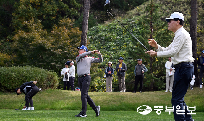 30일 오전 화성상록GC에서 열린 제4회 중부일보배 자선골프대회서 이강해(사진 오른쪽부터) 신경기운동중앙회 총재, 김광범 중부일보 인천본사 사장, 이봉철 중부일보 독자위원장장이 시타를 하고 있다. 노민규기자