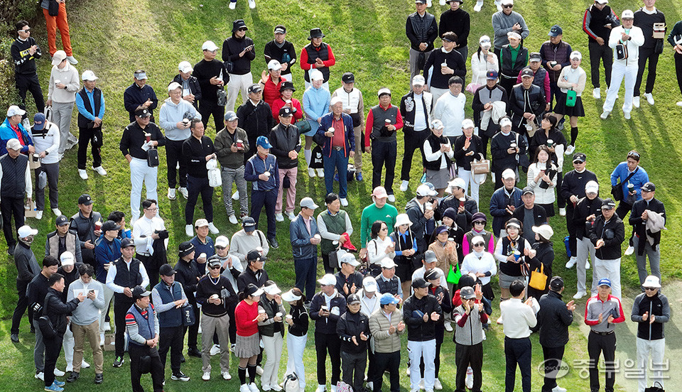 개막식에 참석한 대회 선수들의 모습. 노민규기자
