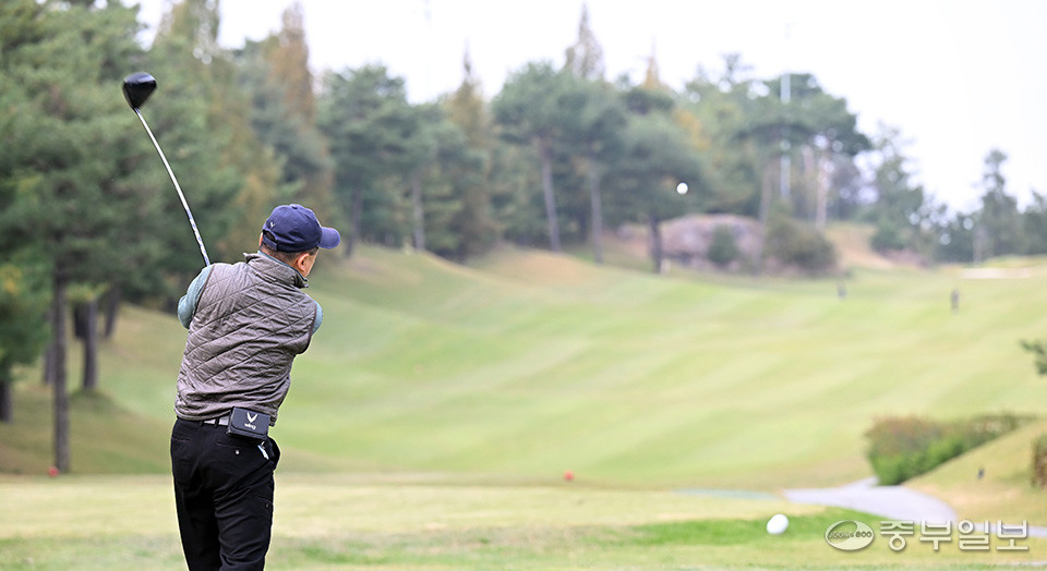 시원한 티샷을 날리는 선수. 노민규기자