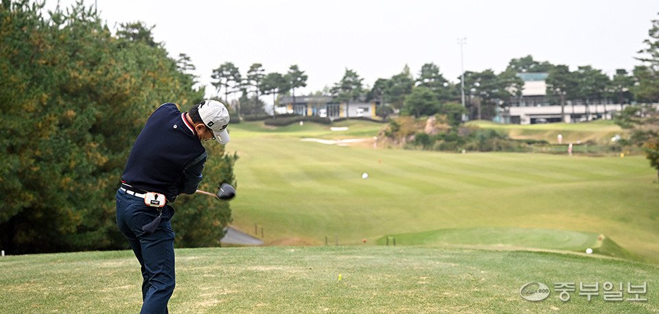 대회에 참가한 참석자가 티샷을 날리고 있다. 노민규기자