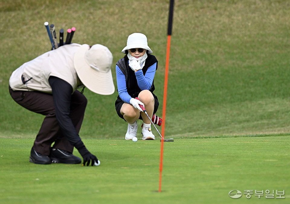행사에 참여한 참가자가 퍼팅을 하고 있다. 노민규기자