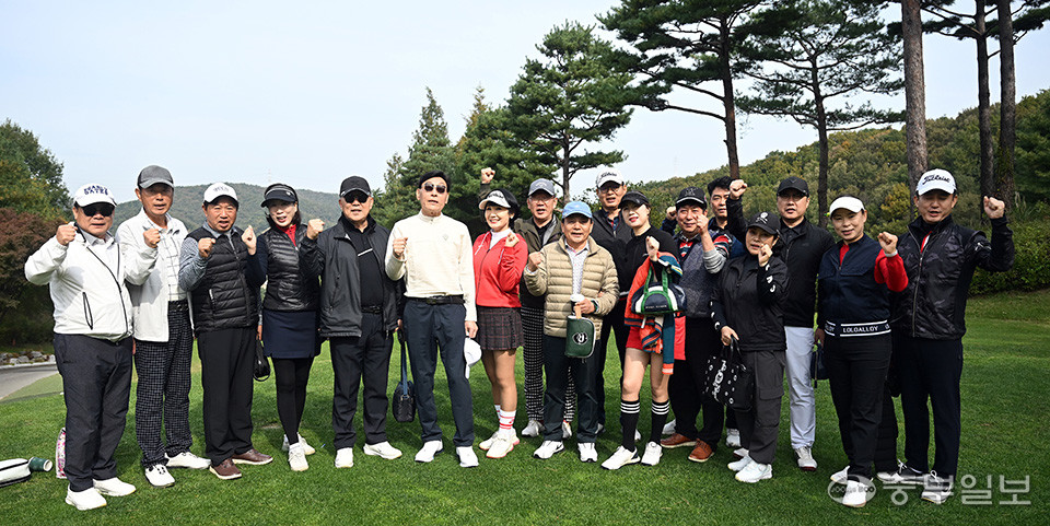 신경기운동중앙회 회원들이 대회시작전 화이팅을 외치고 있다. 노민규기자