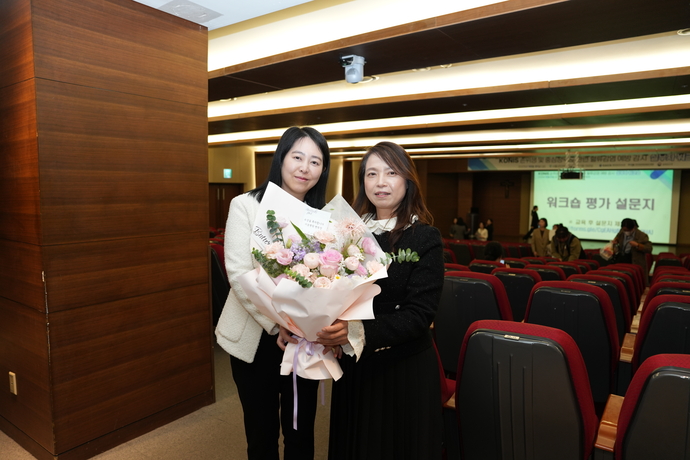 서송병원 관계자들이 지난 31일 가톨릭대학교 서울성모병원에서 열린 ‘2025년 KONIS 손 위생 및 중심정맥관 관련 혈류감염 예방감시 실무자 워크숍’에서 우수기관 표창을 받고 기념 촬영을 하고 있다. 사진=서송병원