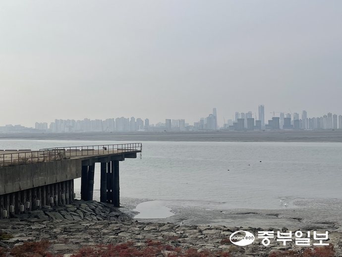 시흥 배곧신도시 앞 해안에서 바라본 배곧대교 예정 부지. 건너편으로 인천 송도국제도시가 보인다. 손용현 기자