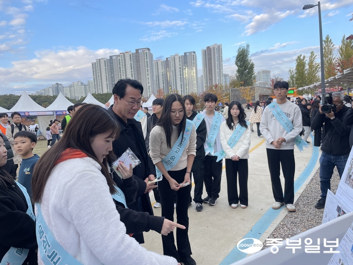 1일 정명근 화성특례시장이 반송고등학교 학생들의 정책제안을 듣고 있다. 김이래 기자
