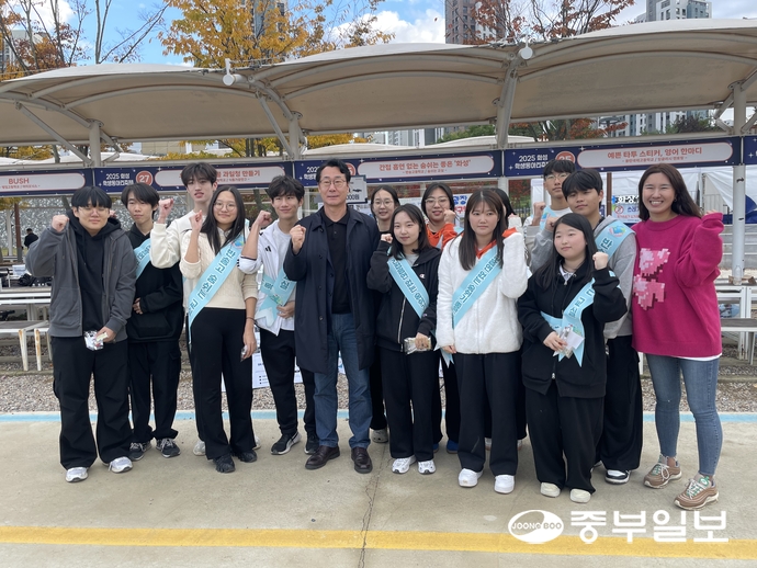 1일 반송고 동아리 학생들과 정명근 화성특례시장이 기념촬영을 하고 있다. 김이래 기자