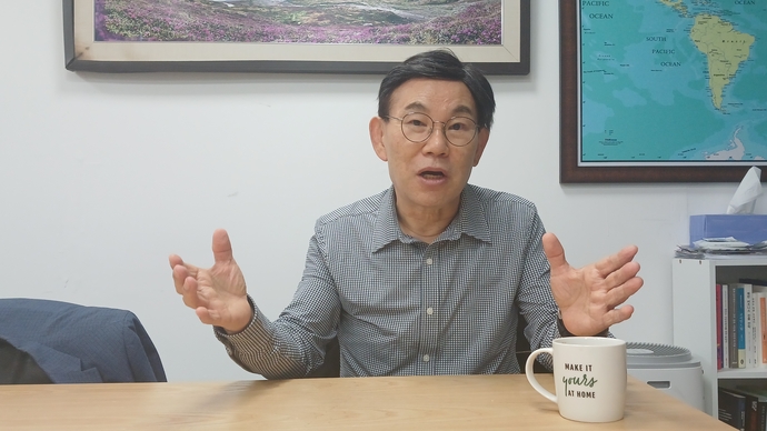 신영수 정을심는복지회 이사장이 중부일보와의 인터뷰를 통해 단체의 비전을 밝히고 있다. 사진=김대성기자