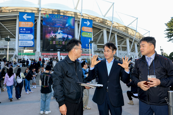 지난 4월 고양종합운동장에서 콜드플레이 공연 현장점검을 하고 있는 이동환 고양시장(가운데). 사진=고양시청