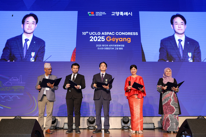 지난 9월 28일 ‘2025 제10차 세계지방정부연합 아시아·태평양지부(UCLG ASPAC) 고양 총회’에서 지속가능한 글로벌 자족도시 비전을 담은 ‘고양선언’을 발표하고 있다. 사진=고양시청