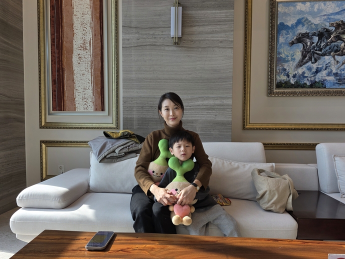 서울 마포구에서 카페 브랜드 ‘도화아파트먼트’를 운영하는 오윤희 대표가 6세 자녀와 함께 연천 백학리조트에서 워케이션을 체험하며 휴식을 즐기고 있다. 이석중 기자