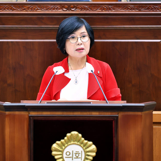 노선희 의왕시의원이 제323회 정례회에서 ‘도심 인접 고속도로 환경안전 관리법’ 제정 촉구 건의안을 대표 발의하고 있다. 사진=의왕시청