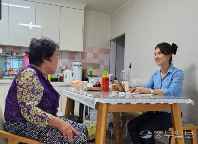 어르신과 상담 중인 우진선 센터장. 최문섭 시민기자